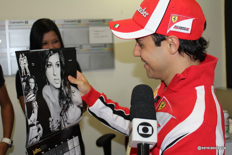 Фелипе Масса разглядывает календарь с девушками и дает интервью Programa do Jô 10 августа 2011 года