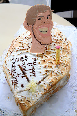 торт на день рождения Себастьяна Феттеля с головой пилота на Гран-при Великобритании 2014