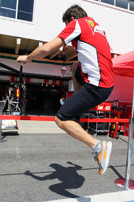 прыжок Фернандо Алонсо через красную ленточку на пит-лейне на Гран-при Бразилии 2012