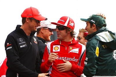 Дженсон Баттон и Фернандо Алонсо разговаривают на параде пилотов Гран-при Кореи 2011