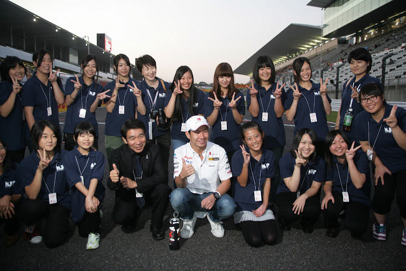 хор девушек из Фукусимы с Камуи Кобаяши на Гран-при Японии 2011