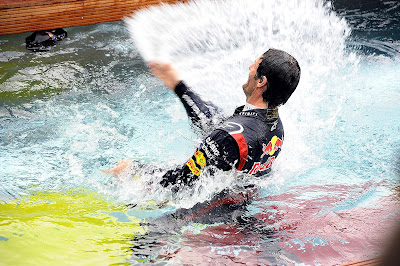 Марк Уэббер в бассейне Red Bull Energy Station на Гран-при Монако 2012