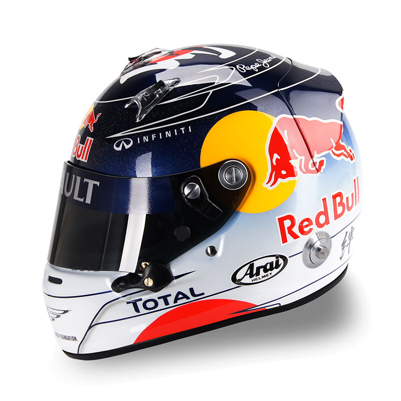 шлем Себастьяна Феттеля с иероглифом на Гран-при Японии 2011 - вид сбоку