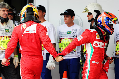 Фернандо Алонсо и Фелипе Масса пожимают руки после квалификации на Гран-при Бразилии 2012