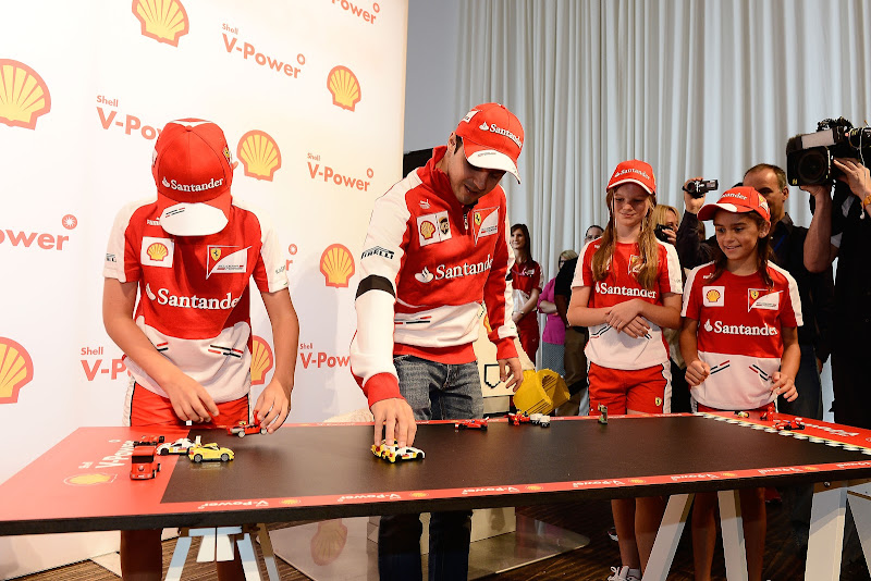 Фелипе Масса с детьми играют в лего Ferrari перед Гран-при Австралии 2013