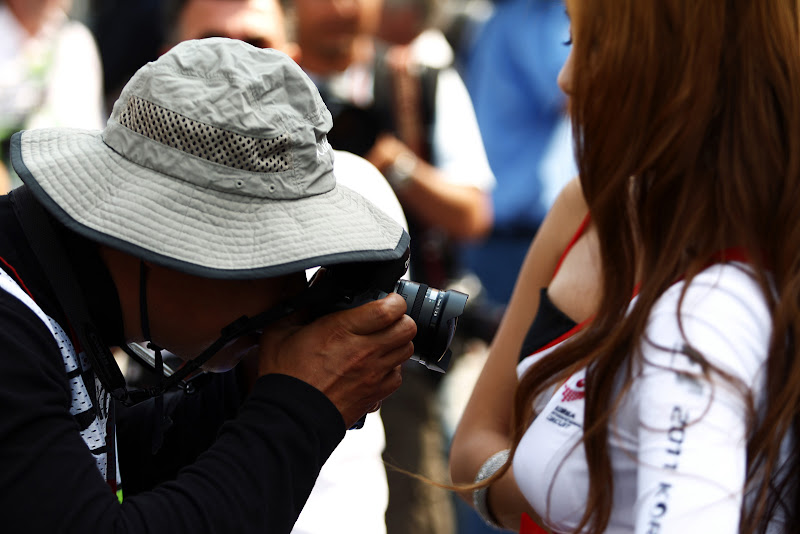 фотограф очень близко к пит-герле на Гран-при Кореи 2011