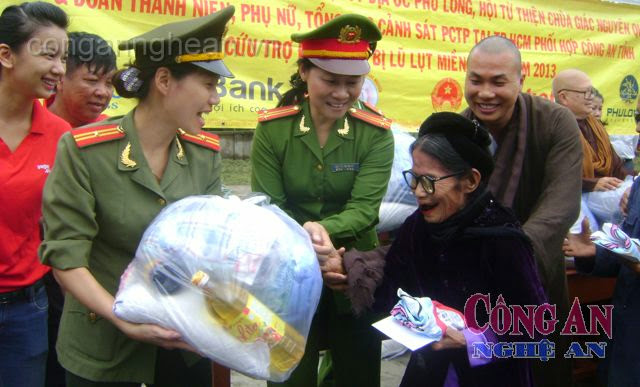 Lực lượng Công an Nghệ An cùng các nhà tài trợ   trao quà cho bà con ở huyện Anh Sơn