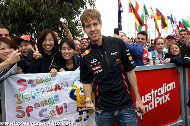 Себастьян Феттель с болельщицами на Гран-при Австралии 2012