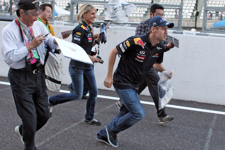 Себастьян Феттель и Бритта Роэске бегут на Гран-при Японии 2011