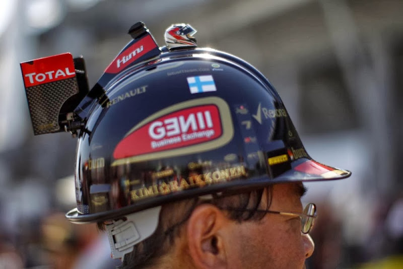 болельщик в оригинальном шлеме-болиде Lotus на Гран-при Японии 2013