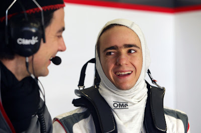 Эстебан Гутьеррес и инженер Sauber на предсезонных тестах в Хересе 8 февраля 2013