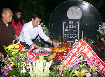 Viếng mộ liệt sĩ Võ Thị Sáu ở Côn Đảo