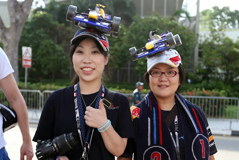 болельщицы Red Bull в кепках с болидами на Гран-при Сингапура 2013