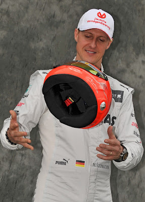 Михаэль Шумахер подбрасывает шлем на фотосессии пилотов на Гран-при Австралии 2012