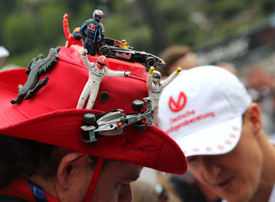 болельщики Ferrari и Mercedes в оригинальной шляпе с фигурками пилотов и болидов на Гран-при Монако 2012