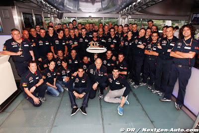 команда Toro Rosso фотографируется с тортом в моторхоуме в честь сотого Гран-при на Гран-при Венгрии 2011