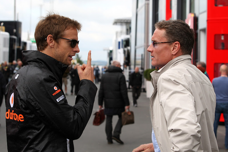 Дженсон Баттон показывает палец Дэвиду Култхарду на Гран-при Германии 2011
