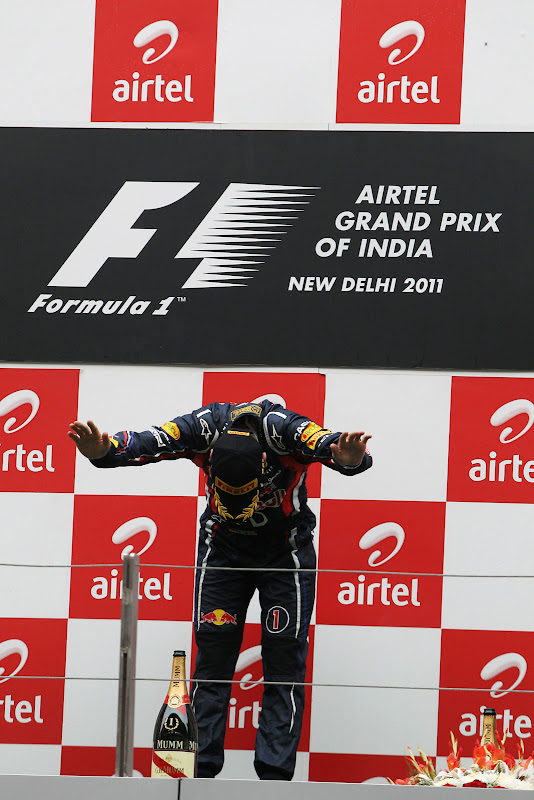 Себастьян Феттель кланяется на подиуме Гран-при Индии 2011