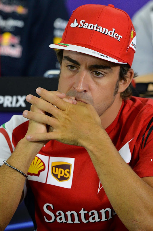 Фернандо Алонсо ест палец на пресс-конференции в четверг на Гран-при Австралии 2014