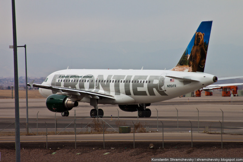USA Colorado Denver International Airport Frontier Airlines Airbus A319 N951FR Benny, the North American Grizzly Bear США Колорадо Денвер Международный Аэропорт Фронтир Эйрлайнс Аэробус Эйрбас А319 Бенни Североамериканский Медведь Гризли Хвост Самолёта