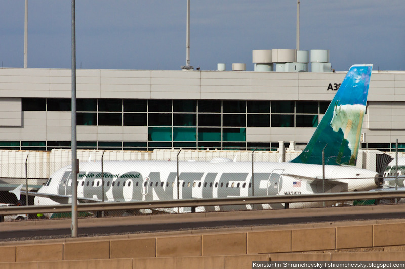 USA Colorado Denver International Airport Frontier Airlines Airbus A319 N921FR Fritz the Mountain Goat США Колорадо Денвер Международный Аэропорт Фронтир Эйрлайнс Аэробус Эйрбас А319 Фриц Горный Козёл Хвост Самолёта
