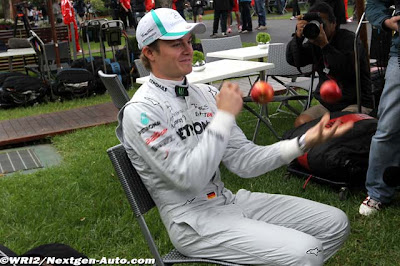 Нико Росберг жонглирует яблоками на Гран-при Австралии 2011