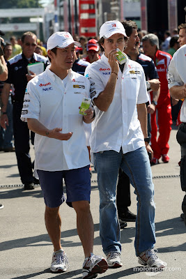 Камуи Кобаяши и Серхио Перес гуляют по паддоку Каталуньи и пьют сок на Гран-при Испании 2011