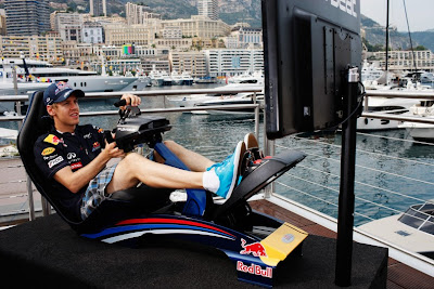 Себастьян Феттель играет в гоночный симулятор на Гран-при Монако 2011