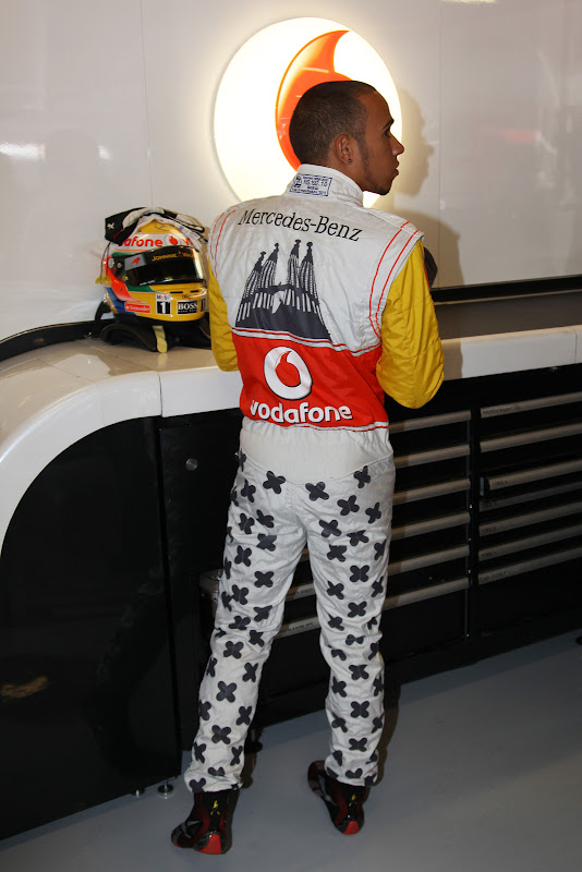 Льюис Хэмилтон Дженсон Баттон в комбинезоне Hugo Boss к Гран-при Испании 2011