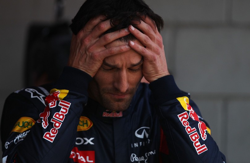 Марк Уэббер держится за голову после квалификации на Гран-при Испании 2011