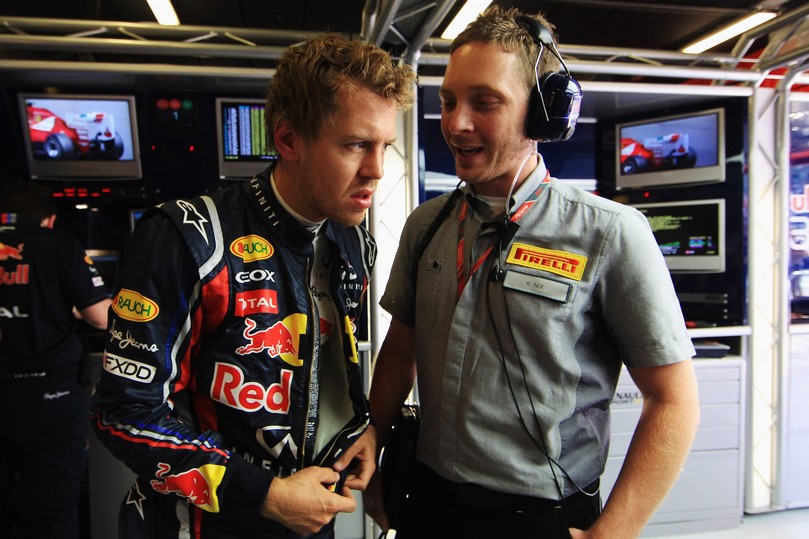 Себастьян Феттель разговаривает с представителем Pirelli на Гран-при Испании 2011