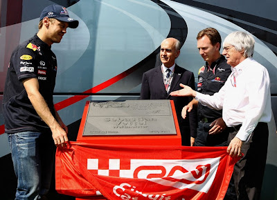 Себастьян Феттель и Берни Экклстоун открывают монумент на Гран-при Испании 2011
