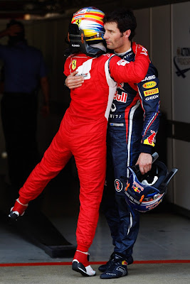 Фернандо Алонсо поздравляет Марка Уэббера с поулом на Гран-при Испании 2011