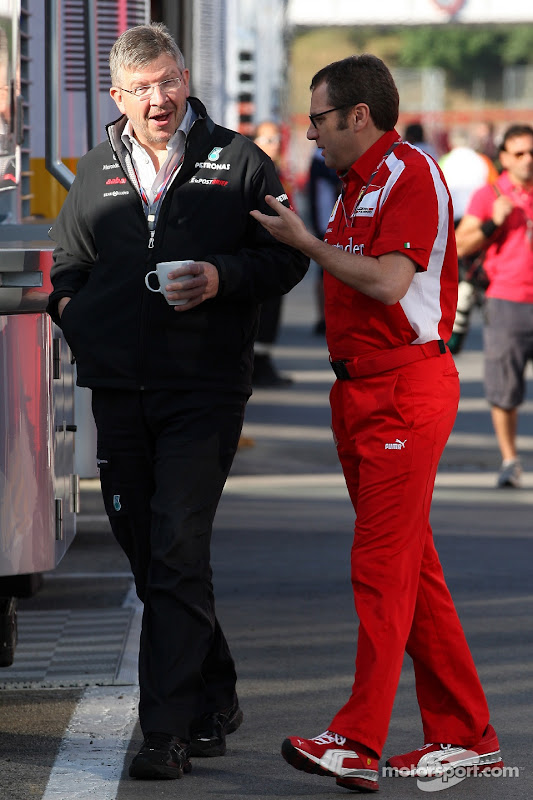 Росс Браун и Стефано Доменикали разговаривают в паддоке на Гран-при Испании 2011