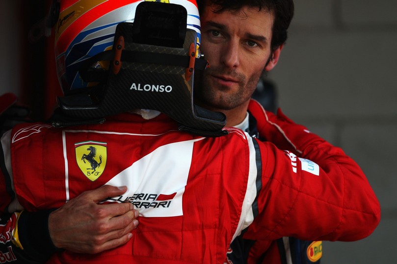 Фернандо Алонсо обнимает Марка Уэббера после квалификации на Гран-при Испании 2011
