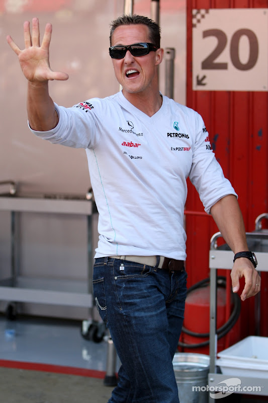 Михаэль Шумахер показывает что-то рукой на Гран-при Испании 2011
