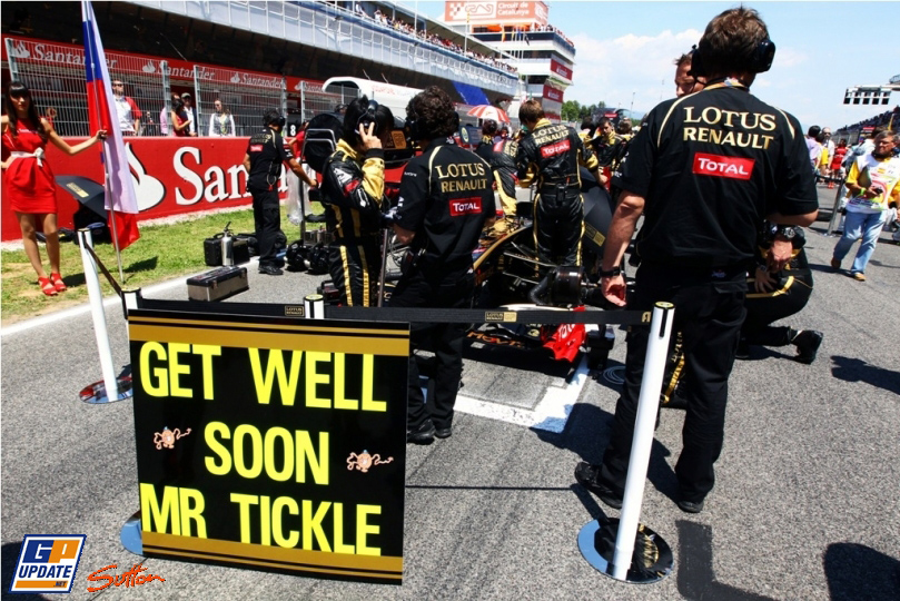 Get Well Soon Mr Tickle послание Роберту Кубице от команды Lotus Renault на стартовой решетке Гран-при Испании 2011