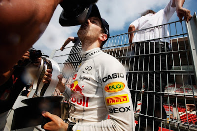 Себастьян Феттель целует камеру после победы на Гран-при Испании 2011