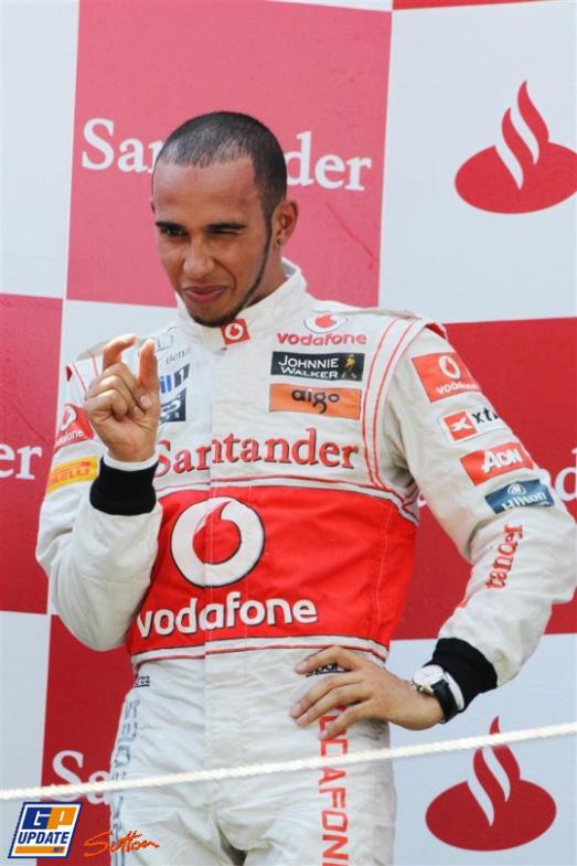 Льюис Хэмилтон на подиуме Гран-при Испании 2011 показывает отрыв от Феттеля