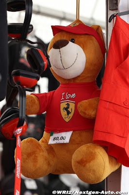 плюшевый мишка Ferrari на Гран-при Испании 2011