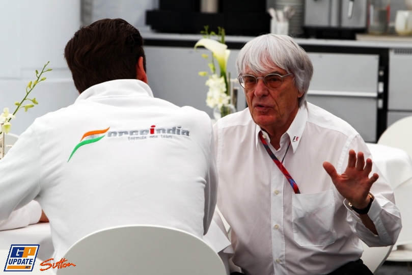 Берни Экклстоун и Адриан Сутиль что-то обсуждают на Гран-при Испании 2011
