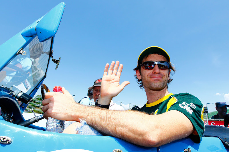 Ярно Трулли приветствует болельщиков на параде пилотов Гран-при Испании 2011