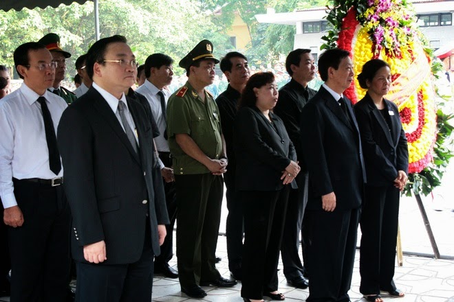 Lãnh đạo Chính phủ, thành phố Hà Nội cùng nhiều đơn vị cũng gửi vòng hoa.