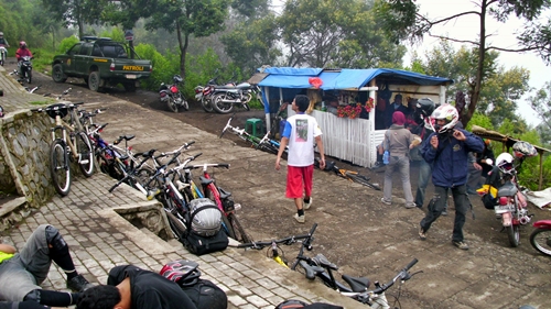 Kami datang berjumlah 31 orang. Warung yang ada di dekat kami pun kewalahan karena mendapatkan pesanan yang bertubi-tubi :D