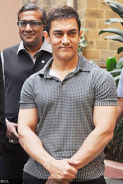 The 'perfectionist' Aamir Khan arrives for an educative session at KEM Hospital in Mumbai. (Pic: Viral Bhayani)