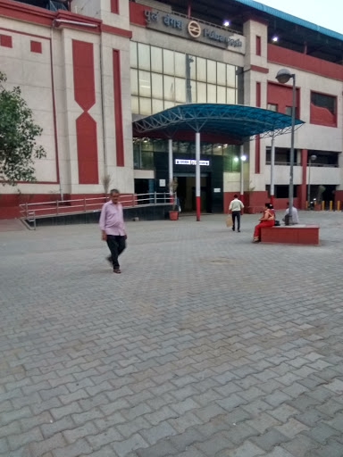 Pul Bangash Metro Station Bus Stop, Roshanara Rd, Rahat Ganj, Aram Ganj, Sabzi Mandi Old, New Delhi, Delhi 110007, India, Bus_Interchange, state DL
