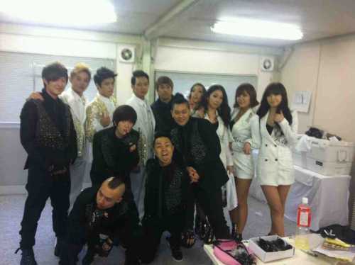 [Twitter+Fotos] JYJ Unforgettable Live Concert in Japan 2011 – JYJ con sus bailarines Jyjdancers2