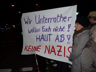 Demonstrantin mit Transparent: »Wir Unterrather wollen euch nicht! Haut ab! Keine Nazis«.