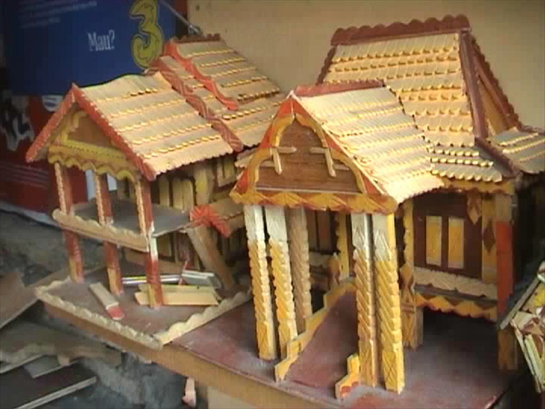  Kerajinan  Miniatur  Rumah  Adat dari  Limbah Kayu kerajinan  