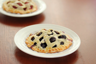 photo of blueberry mini pie on a plate